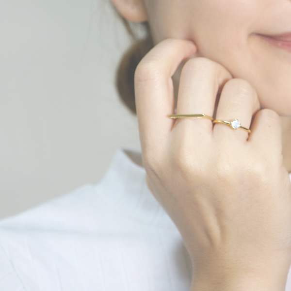 ROUND MOONSTONE RING